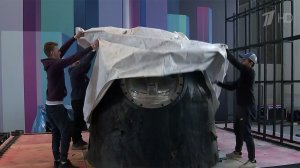 В Манеже устанавливают капсулу, которая доставила на Землю киноэкипаж фильма "Вызов"