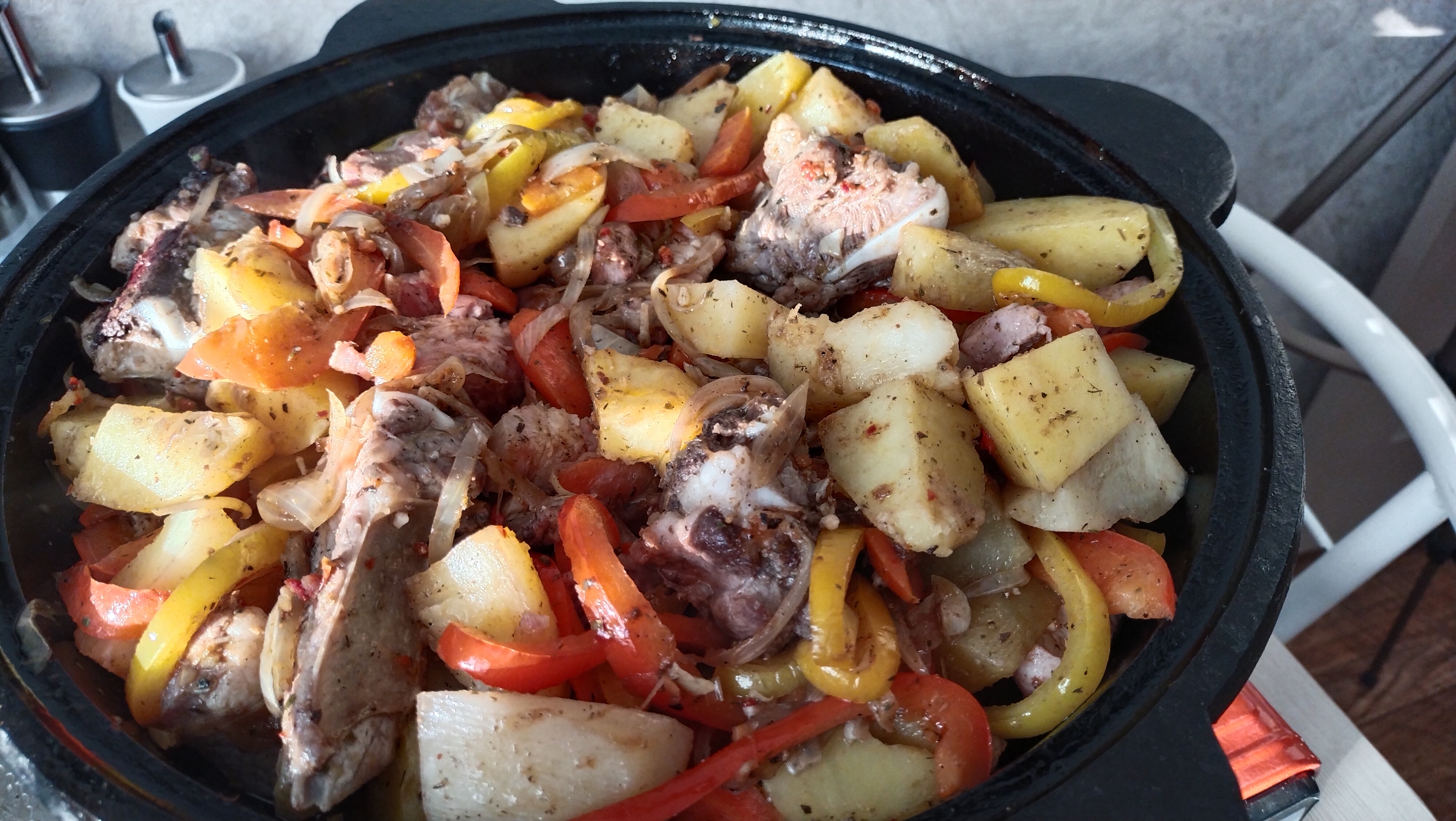 Тушёное мясо в казане