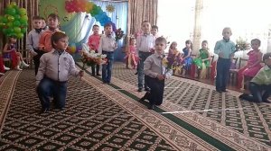 Танец мальчиков с цветами