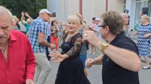 24.09.23г..."А Черёмуха Белая"... звучит на танцполе в Гомельском парке...