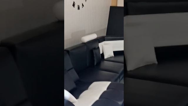 Черен кожен диван с лежанка, маса и вградено LED осветление по поръчка с размери на клиента