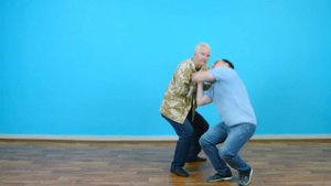 Три способа освобождения от захватов за одежду.