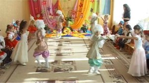 Танец придворных дам и кавалеров. Весенний утренник. Средняя.