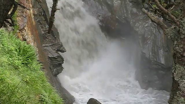 Река Карасу в каньоне (Кабардино-Балкария, Кавказ).