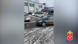 В Прокопьевске полицейские оказали помощь автомобилистке, машина которой заглохла не перекрест