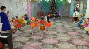 Новогодний утренник 2022 / Танец Лисичек