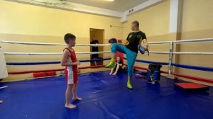 Кикбоксинг. Тренировка с детьми 6-10 лет. Удары ногами на лапах.