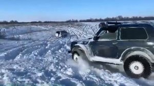 Нива на блокировках  ТЗС в снегу.