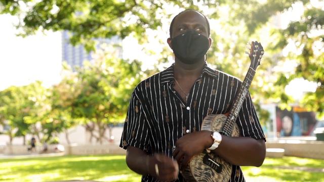 Sing in a cloth face mask! Hawaiian singer, Kamakakehau Fernandez, performing in a TOM BIHN V3 Mask смотреть онлайн