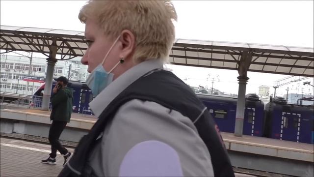 Контролерша ГКУ наехала на полицейского за то что он не стал задерживать девушку без маски. смотреть онлайн