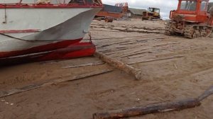 ДТ-75 мощь.трактор.вытаскиваем флот