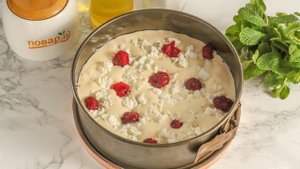 Шарлотка с творогом и вишней