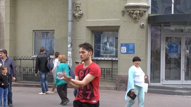 Жонглер стеклянными шарами.Жонглирование с закрытыми глазами