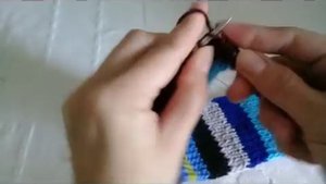 Простые следки спицами из остатков пряжи.