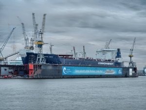 Танкер Кирилл Лавров на ремонте в сухом доке.