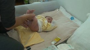 Міняємо #підгузок. Як поміняти #памперс  Тато міняє памперса