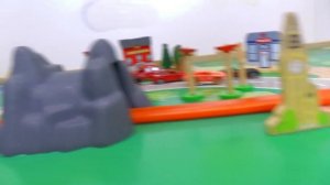 Поезда и Машинки Распаковываем и играем в игрушки Видео для детей про Машинки и Поезда