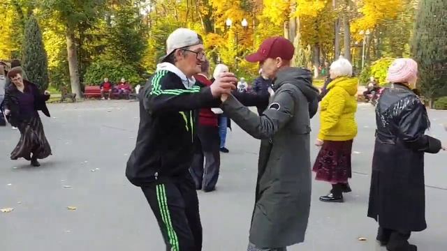208. Ты и я. Танцы в парке Горького Харьков. Танцуем ретро танцы под танцевальную музыку.