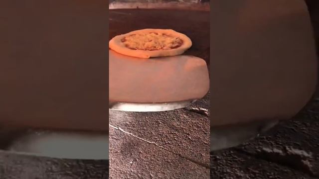 Пицца с креветками и соусом песто в Дровяной печи???