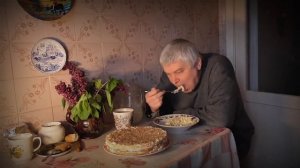 Геннадий Горин ест под грустную музыку