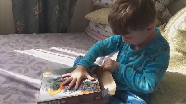 LEGO Minecraft Пещера зомби - обзор от Андрюши смотреть онлайн