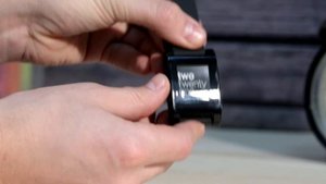 Полный обзор Pebble Watch -самых удивительных по своему происхождению "умных" часов.