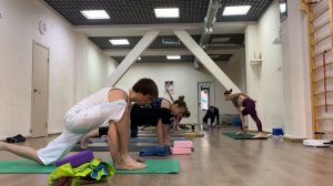Запись из зала, силовая хатха-йога с акцентом на укрепление мышц ног: позы стоя, балансы,