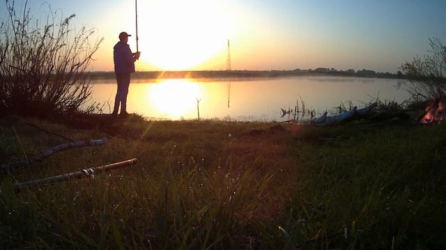 РЫБАЛКА / БЕШЕНЫЙ КАРАСЬ КЛЮЁТ / ГОТОВЛЮ КАРТОШКУ В МУНДИРЕ/Жизнь в деревне смотреть онлайн