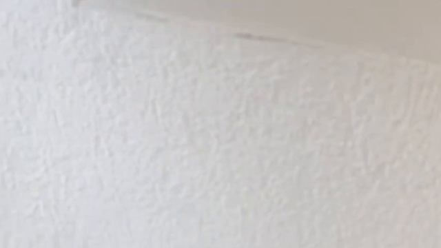 Как клеить молдинги на стену с обоями смотреть онлайн