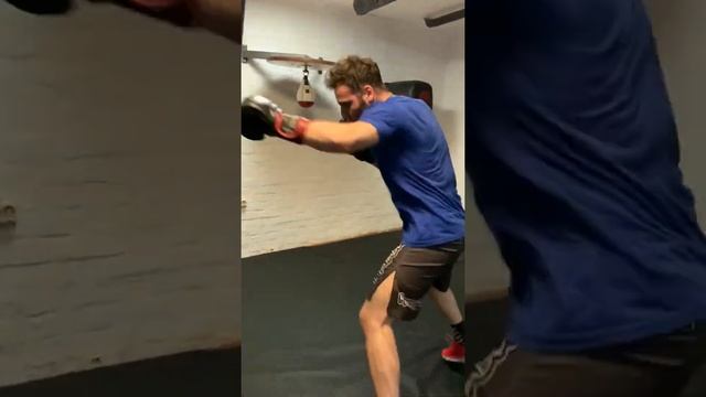 Тренировка по боксу . Работа на мешке .