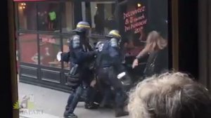 Bavure Policiere - Alexandre Benalla brutalise un etudiant - 01 mai 2018, Place Contrescarpe, PARIS