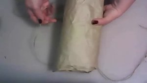 Новогодняя упаковка подарка в крафт-бумагу