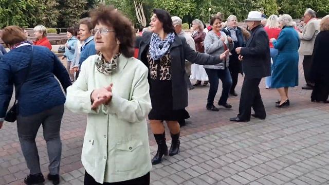 "Есть еще деньги, так погуляем..." смотреть онлайн