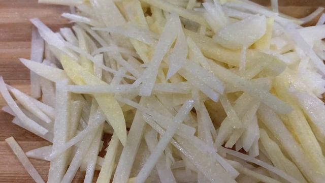 Вкусный салат со свеклой и жаренным мясом на праздничный стол. Этот салат вы съедите за 2 минуты! смотреть онлайн