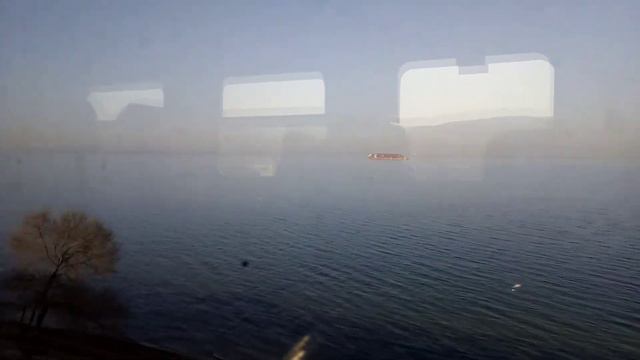 Вид с окна электропоезда на побережье Японского моря. смотреть онлайн