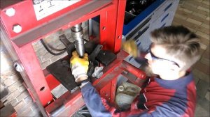 ЗАМЕНА ПЕРЕДНЕГО СТУПИЧНОГО ПОДШИПНИКА / RENAULT TRAFIC /2009 REPLACING FRONT WHEEL BEARING