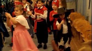 Танец детей на утреннике в детском саду (25-12-2012)