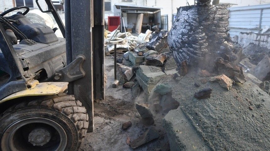 В эстонском Тарту демонтировали памятник советскому солдату