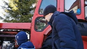 ТРАКТОР сломался Даник чинит мощный трактор БУЛЬДОЗЕР и чистит снег большим ковшом