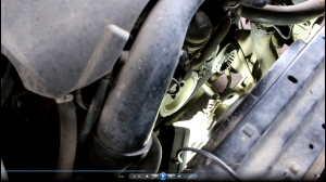 Замена подшипника шкива компрессора кондиционера на Mercedes Benz C180 1,6 Мерседес Бенц 2012 года