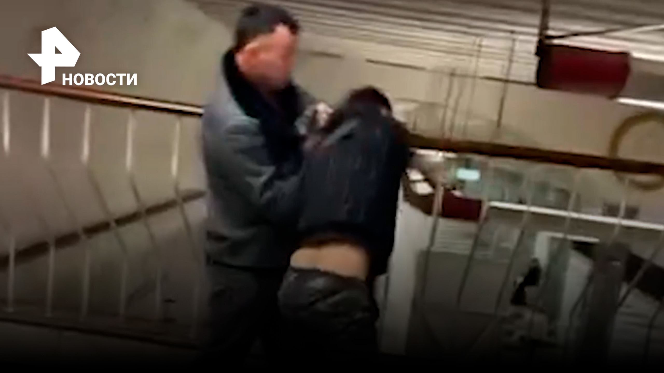 В метро Москвы один мигрант избил другого за то, что тот назвал его "чуркой"
