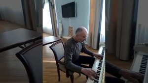 Рояль,восставший из пепла,как птица феникс.
