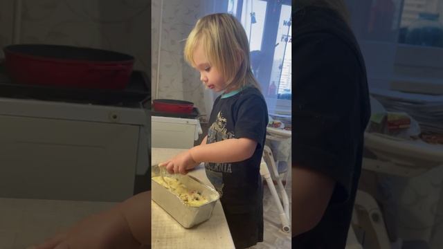 Никому не устоять перед такой вкуснятиной, как сырое тесто?