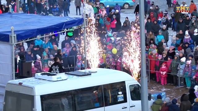 В День энергетика в Холмске открыли ёлку смотреть онлайн