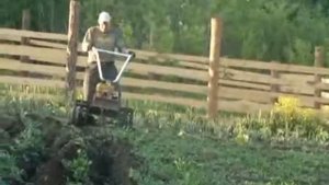 Окучивание картошки при помощи МК-200 на грунтозацепах на участке с уклоном