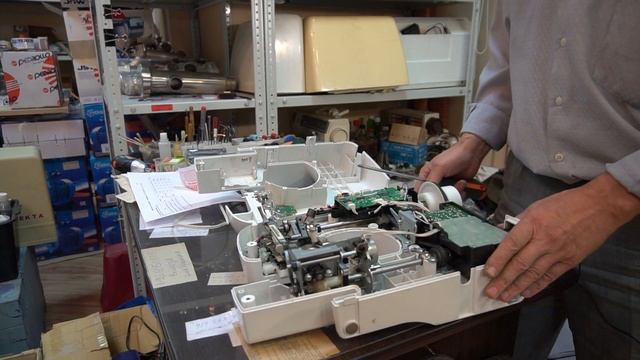 Швейная машина Brother RS-240. Опять пластик и снова саморезы. смотреть онлайн