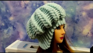 БЕРЕТ-ШАПКА ПЫШНЫМИ СТОЛБИКАМИ КРЮЧКОМ.  Берет-шапочка крючком для начинающих. (720p).mp4