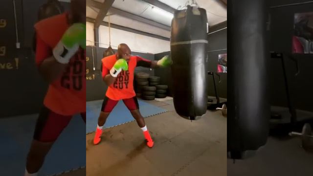 TRAINER MALIK SCOTT ON THE BAGS! DOES HE MAKE A GOOD TRAINER? 🇺🇸🥊