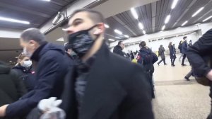 БЕШЕННЫЙ КОНТРОЛЁР КИДАЕТСЯ НА КАМЕРУ / БОРЗЫЙ МЕНТ / ШТРАФ ЗА МАСКУ В МЕТРО / ПРИЕХАЛИ МСТИТЬ
