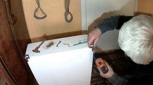 Не хотите испортить зеркало шкафа (расколется) , сверлите осторожно и продумано.